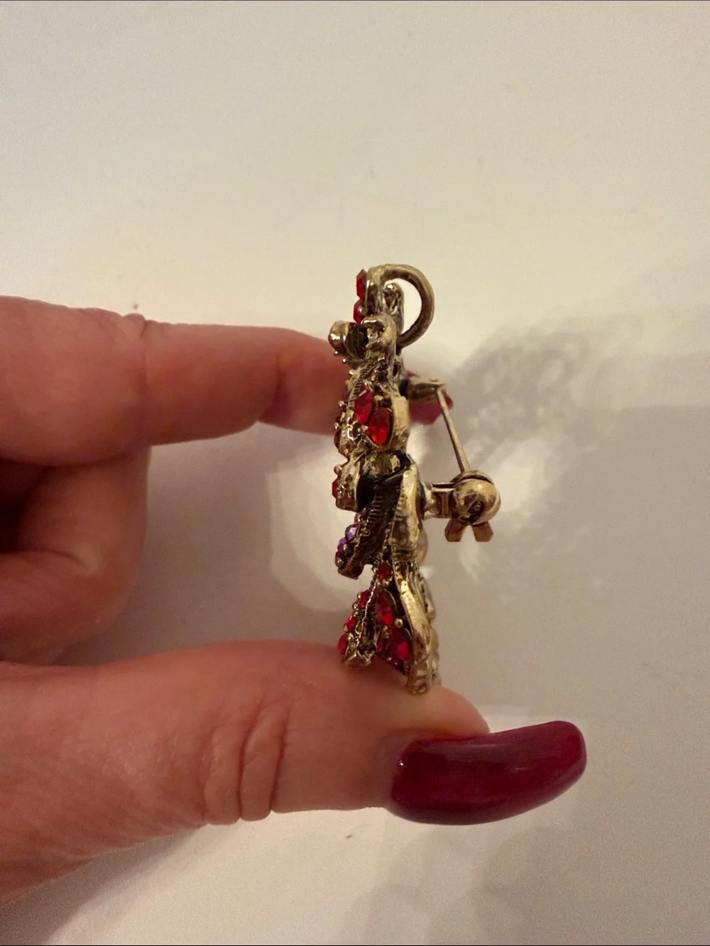 VINTAGE BROOCH PENDANT DARK BRUSHED GOLD RED & IRIDESCENT AB RHINESTONES WREATH